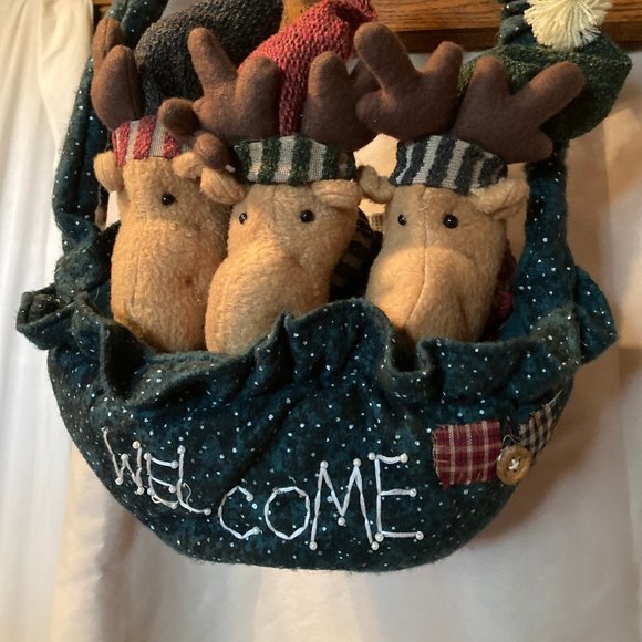 WREATH OR BASKET CAN USE AS EITHER CHRISTMAS READY - Picture 1 of 8